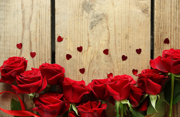 Beautiful red roses on old wooden table - Foto, Bild
