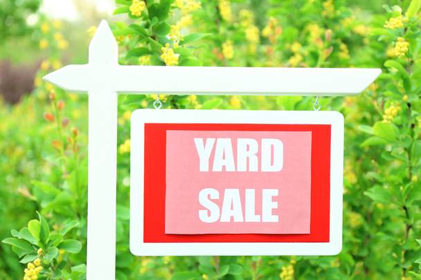Wooden Yard Sale sign over green grass background - Fotó, kép