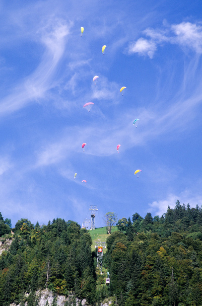 groep van paragliding in engelberg - Foto, afbeelding