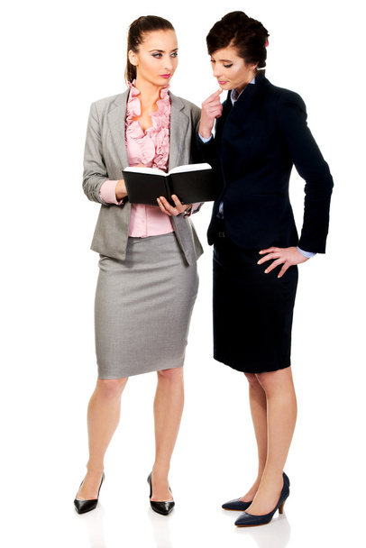 Two businesswomans discussing with eachother. - Photo, Image