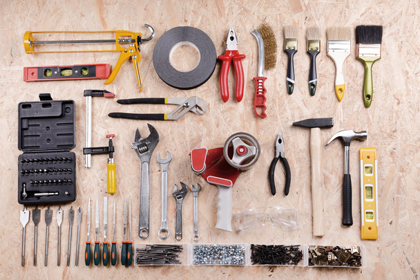 Conjunto de herramientas en madera contrachapada, vista superior
 - Foto, imagen