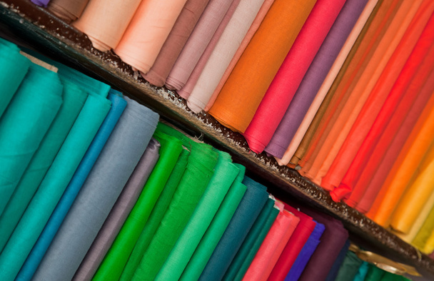 Étagères de textiles et de tissus colorés
 - Photo, image