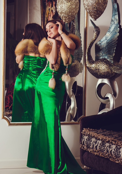 エレガントな緑色で黒い髪とゴージャスな女性のファッション写真  - 写真・画像