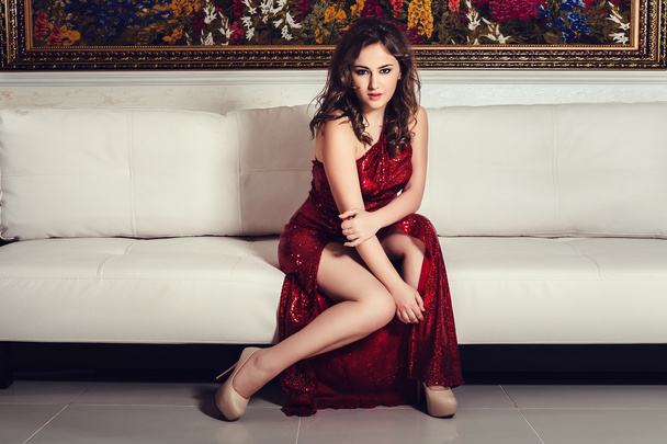 szexis glamour nő, fekete haj, elegáns piros ruha luxur - Fotó, kép