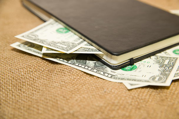  ноутбук и деньги на старой ткани
 - Фото, изображение