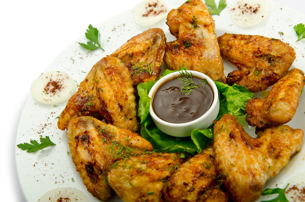 Barbacoa con alas de pollo en el plato
 - Foto, imagen