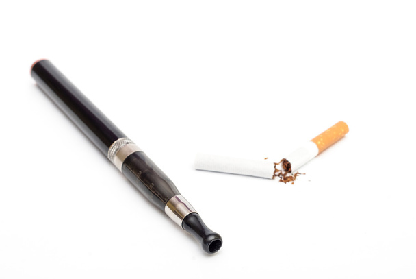 Elektronik sigara ve sigara beyaz arka plan - Fotoğraf, Görsel