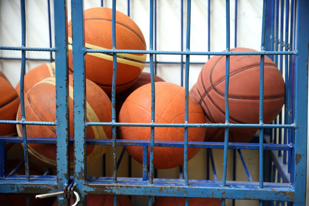 Старий баскетбол у в'язниці
 - Фото, зображення