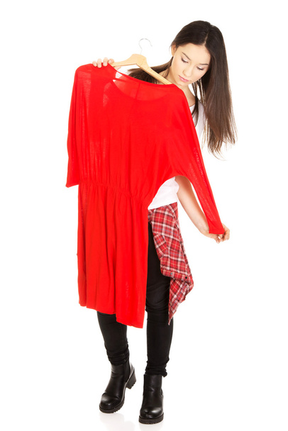 Belle femme tenant robe rouge
. - Photo, image