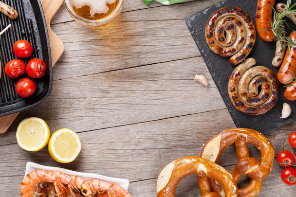 Beer mug, grilled shrimps, sausages - Zdjęcie, obraz