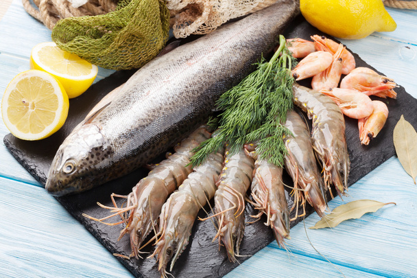 Alimentos frescos do mar crus com especiarias
 - Foto, Imagem