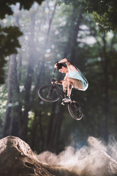 bmx bike rider im wald - Foto, Bild