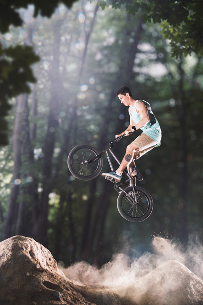 BMX rider rowerów w lesie - Zdjęcie, obraz