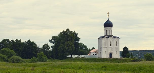 Die Kirche der Fürbitte auf dem Nerl - Foto, Bild