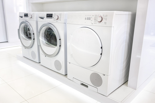 washing mashines in appliance store - Foto, afbeelding