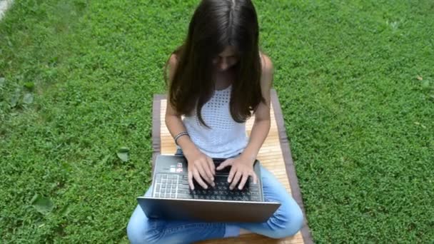 Dziewczyna z laptopem - Materiał filmowy, wideo