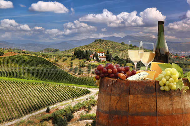 Белое вино с бочкой на винограднике в Кьянти, Тоскана, Италия - Фото, изображение