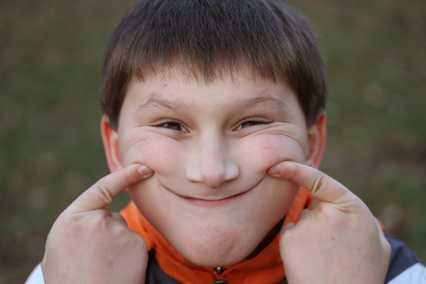 Крупним планом портрет щасливого хлопчика
 - Фото, зображення