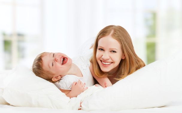 gelukkig familie moeder en baby dochter spelen en lachen baby  - Foto, afbeelding