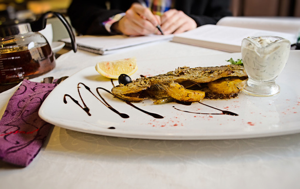 Kala ranskalaisessa ravintolassa
 - Valokuva, kuva