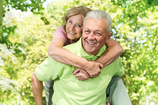 šťastný starší muž dává na záda - Fotografie, Obrázek