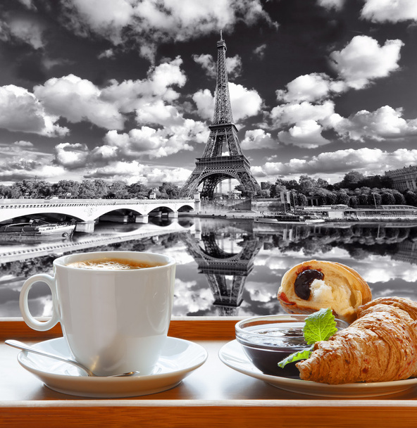 Kaffee mit Croissants gegen Eiffelturm in Paris, Frankreich - Foto, Bild