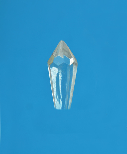 Cristal de cristal sobre azul
 - Foto, Imagen