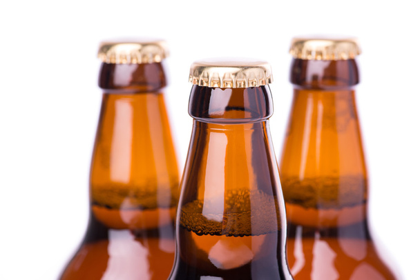Три бутылки холодного пива, изолированные на белом
 - Фото, изображение