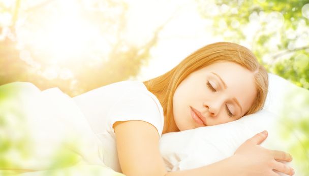 dinlenme ve rahatlama kavramı. bac üzerinde yatakta uyuyan kadın - Fotoğraf, Görsel