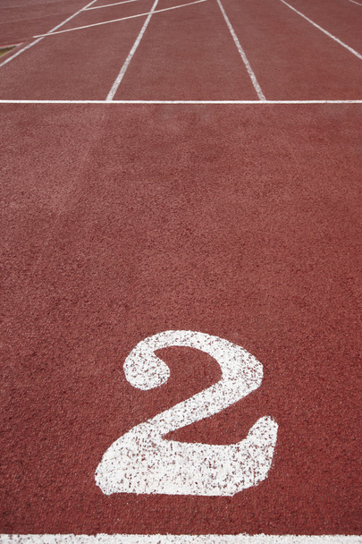 Señalización número dos en una pista de atletismo
 - Foto, Imagen