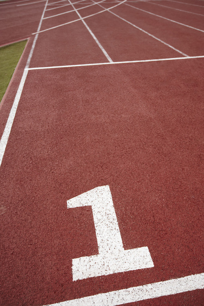 Ponto de sinalização número um numa pista de atletismo
 - Foto, Imagem