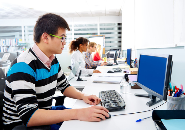 Asiático hombre de negocios joven en la oficina con ordenador
 - Foto, imagen