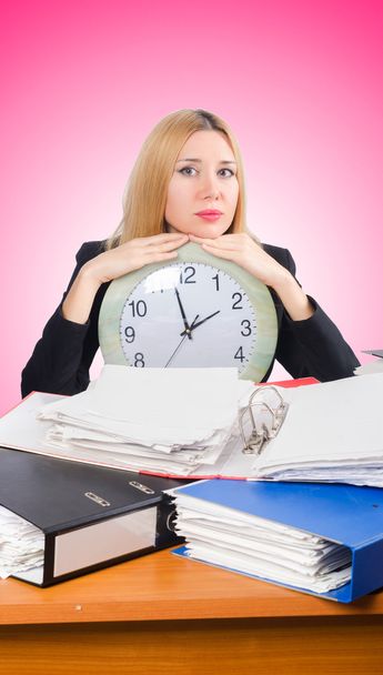Женщина под страхом от слишком много работы
 - Фото, изображение