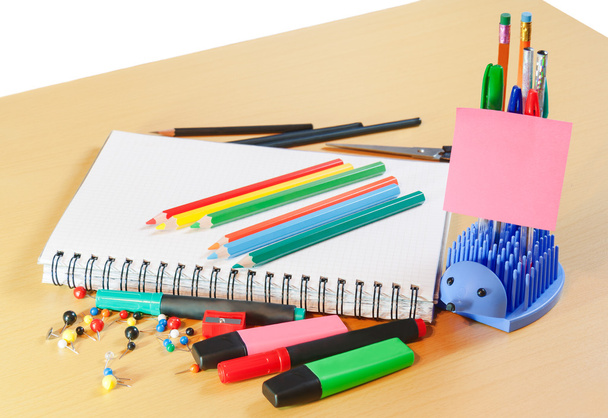 Taccuino, matite colorate e forniture per ufficio
  - Foto, immagini