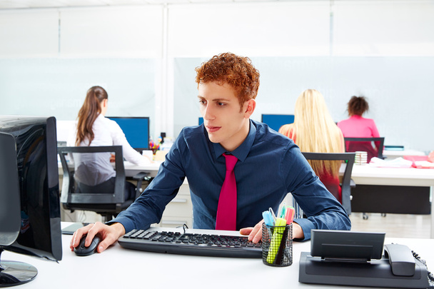 Исполнительный молодой бизнесмен с компьютерным столом
 - Фото, изображение
