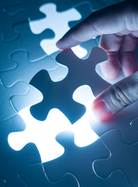 Jigsaw inserção de mão, imagem conceitual da estratégia de negócios, decis
 - Foto, Imagem