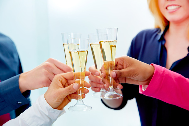 Счастливая команда бизнесменов пьет шампанское
 - Фото, изображение