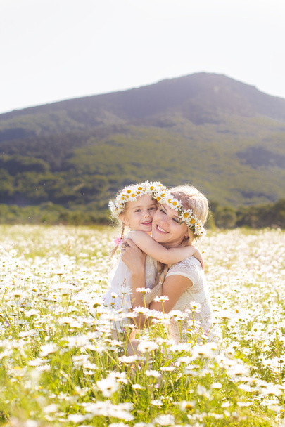 Mother and daugher in field of daisy flowers - Φωτογραφία, εικόνα