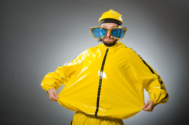 Man dragen gele pak - Foto, afbeelding