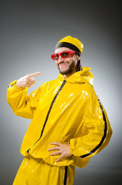 Hombre divertido con traje amarillo
 - Foto, imagen