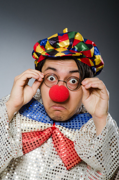 Drôle de clown sur fond gris
 - Photo, image