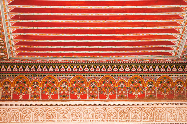 Oosterse decoratieve plafond in de bahia palace, marrakech - Foto, afbeelding