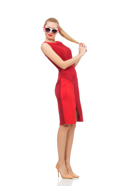 Bardzo młoda kobieta w czerwonej sukience na białym tle - Zdjęcie, obraz