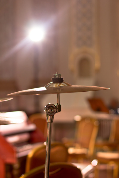Instrument de percussion. Une plaque de cuivre. Des tambours. Instruments de musique dans la salle de concert
. - Photo, image