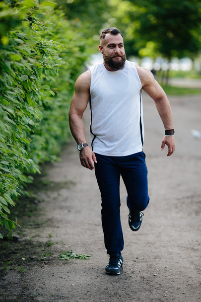 bearded man runs - Foto, Imagem