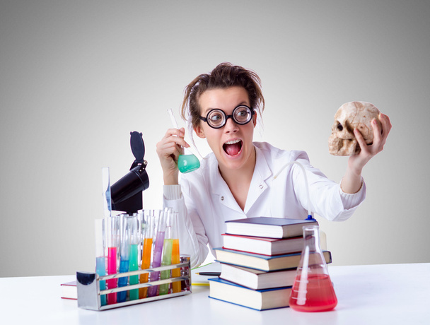 Química feminina louca no laboratório
 - Foto, Imagem