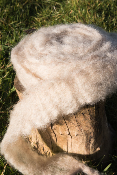 Rollo de lana de oveja lavada y cardada
 - Foto, Imagen