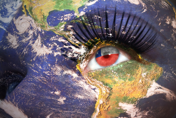  cara de mujer con la textura del planeta Tierra y bandera chilena dentro del ojo
. - Foto, imagen