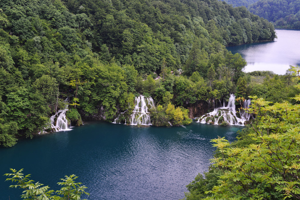 Живописное озеро в горах
 - Фото, изображение