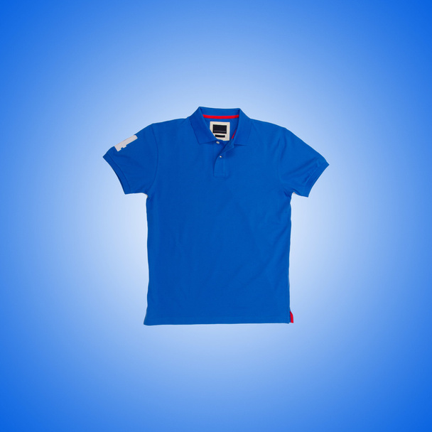 Camiseta masculina contra el gradiente
 - Foto, imagen